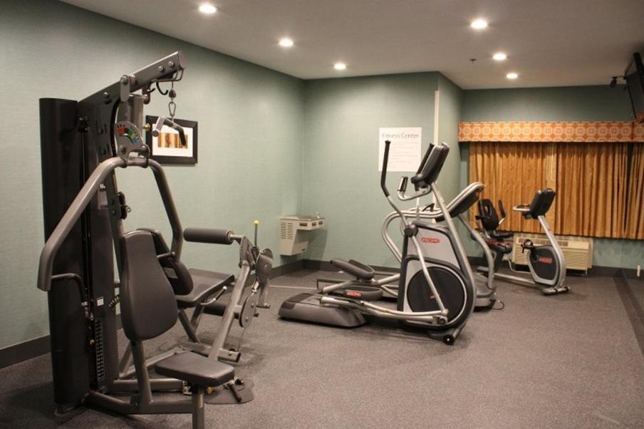 Holiday Inn Express - Ludlow - Chicopee Area By Ihg Екстериор снимка