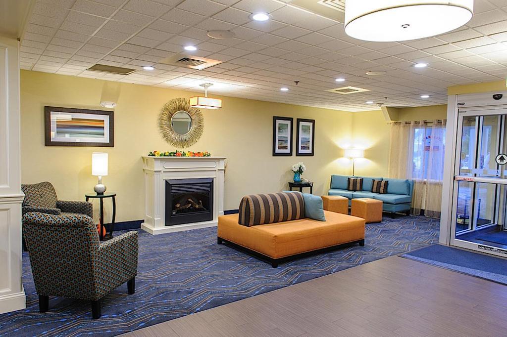 Holiday Inn Express - Ludlow - Chicopee Area By Ihg Екстериор снимка