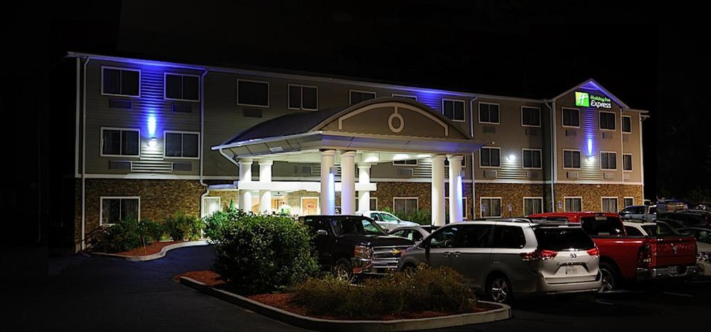 Holiday Inn Express - Ludlow - Chicopee Area By Ihg Екстериор снимка