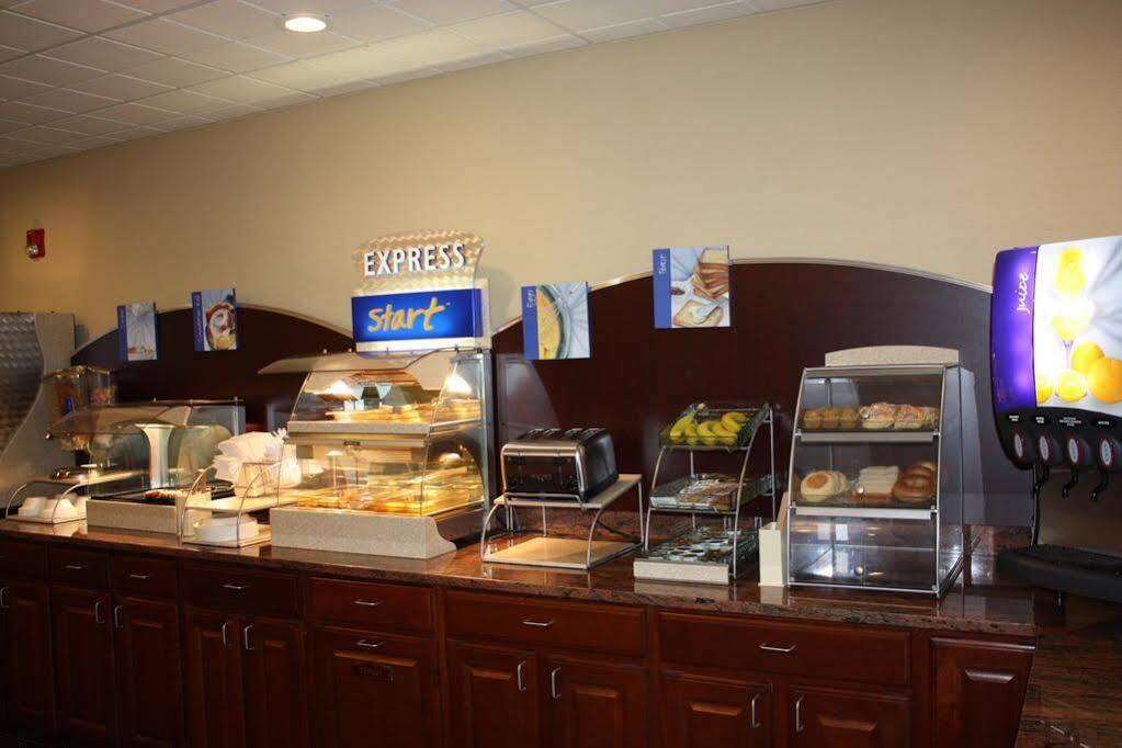 Holiday Inn Express - Ludlow - Chicopee Area By Ihg Екстериор снимка