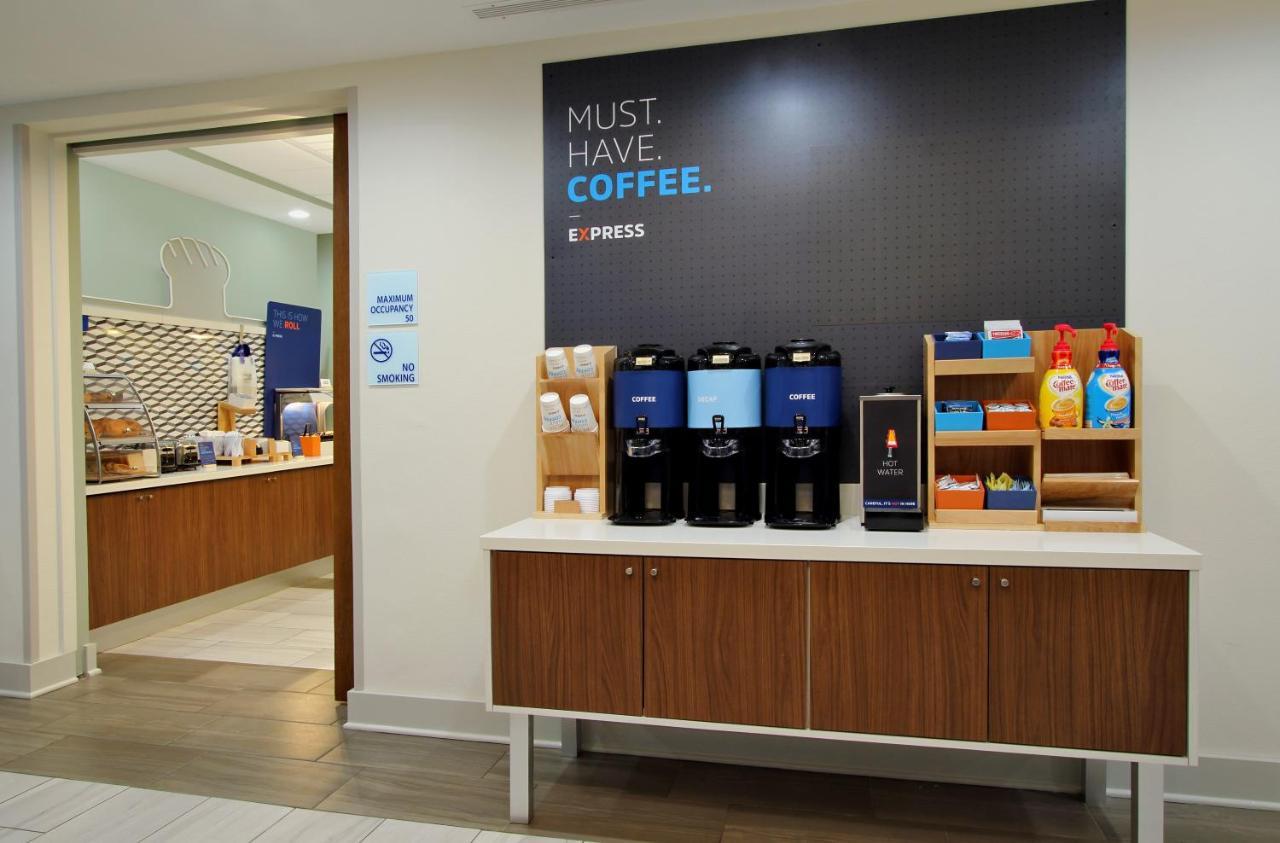Holiday Inn Express - Ludlow - Chicopee Area By Ihg Екстериор снимка