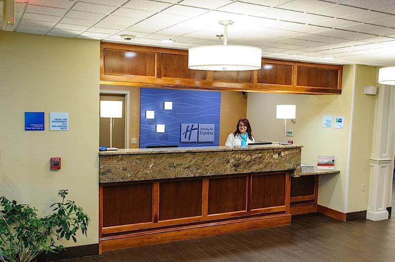 Holiday Inn Express - Ludlow - Chicopee Area By Ihg Екстериор снимка